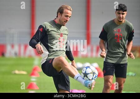 München, Deutschland. September 2025. Harry KANE (FC Bayern München) Hi.re:Aleksandar PAVLOVIC (FC Bayern München), Action, Abschlusstraining am 16. September 2025 Fußball Champions League, Saison 2025/26 FC Bayern München FC Chelsea ? Quelle: dpa/Alamy Live News Stockfoto