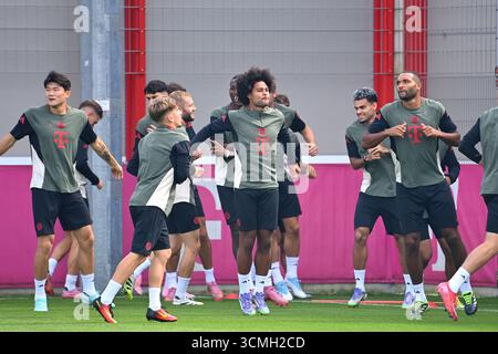 München, Deutschland. September 2025. Von links: Minjae KIM (FC Bayern München), Lennart KARL (FC Bayern München), Konrad LAIMER (FC Bayern München), Serge GNABRY (FC Bayern München), Luis DIAZ (FC Bayern München), Jonathan TAH (FC Bayern München) Abschlusstraining am 16. September 2025 Fußball Champions League, Saison 2025/26 FC Bayern München FC Chelsea ? Quelle: dpa/Alamy Live News Stockfoto