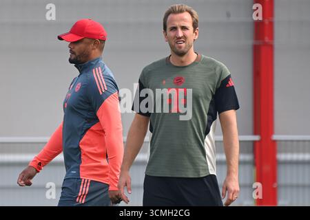 München, Deutschland. September 2025. Harry KANE (FC Bayern München), Hi: Trainer Vincent KOMPANY (FC Bayern München), Abschlusstraining am 16. September 2025 Fußball Champions League, Saison 2025/26 FC Bayern München FC Chelsea? Quelle: dpa/Alamy Live News Stockfoto