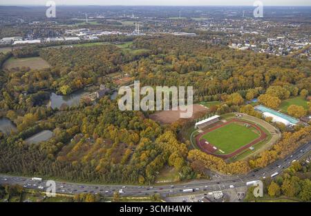 Luftaufnahme, Wasserschloss Wittringen mit Schlossteich und Stadion Gladbeck - Vestische Kampfbahn im Stadtteil Butendorf in Gladbeck, Ruhrgebiet, Nein Stockfoto