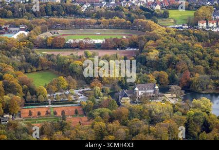 Luftaufnahme, Wasserschloss Wittringen mit Schlossteich und Stadion Gladbeck - Vestische Kampfbahn im Stadtteil Butendorf in Gladbeck, Ruhrgebiet, Nein Stockfoto
