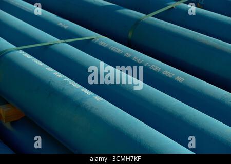 Horizontale Nahaufnahme von matten neuen Industrierohren und -Rohren, die miteinander verbunden sind. Die Detailansicht hebt Texturen, Verbindungen und technische Infrastruktur hervor Stockfoto