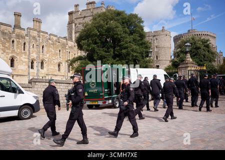Während Präsident Donald Trump sich darauf vorbereitet, zu seinem dreitägigen Staatsbesuch nach Großbritannien zu fliegen, führen Polizeibeamte Sicherheitskontrollen vor Windsor Castle durch, wo er am 16. September 2025 bei Mitgliedern der königlichen Familie in London, England, übernachten wird. Stockfoto