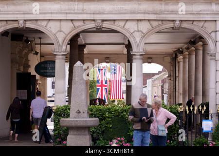 Während Präsident Donald Trump sich darauf vorbereitet, zu seinem dreitägigen Staatsbesuch nach Großbritannien zu fliegen, hängen Jack-Banner der USA und der britischen Union in Windsor, wo er am 16. September 2025 mit Mitgliedern der königlichen Familie in London in Windsor Castle übernachten wird. Stockfoto