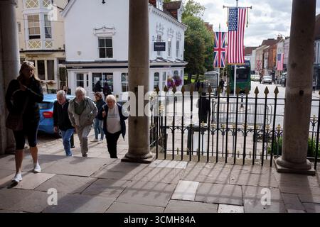 Während Präsident Donald Trump sich darauf vorbereitet, zu seinem dreitägigen Staatsbesuch nach Großbritannien zu fliegen, hängen Jack-Banner der USA und der britischen Union in Windsor, wo er am 16. September 2025 mit Mitgliedern der königlichen Familie in London in Windsor Castle übernachten wird. Stockfoto