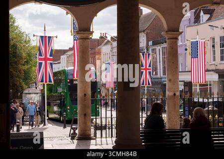 Während Präsident Donald Trump sich darauf vorbereitet, zu seinem dreitägigen Staatsbesuch nach Großbritannien zu fliegen, hängen Jack-Banner der USA und der britischen Union in Windsor, wo er am 16. September 2025 mit Mitgliedern der königlichen Familie in London in Windsor Castle übernachten wird. Stockfoto
