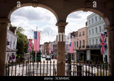 Während Präsident Donald Trump sich darauf vorbereitet, zu seinem dreitägigen Staatsbesuch nach Großbritannien zu fliegen, hängen Jack-Banner der USA und der britischen Union in Windsor, wo er am 16. September 2025 mit Mitgliedern der königlichen Familie in London in Windsor Castle übernachten wird. Stockfoto