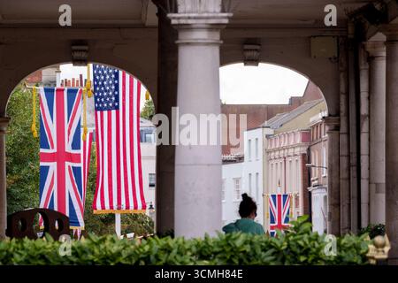 Während Präsident Donald Trump sich darauf vorbereitet, zu seinem dreitägigen Staatsbesuch nach Großbritannien zu fliegen, hängen Jack-Banner der USA und der britischen Union in Windsor, wo er am 16. September 2025 mit Mitgliedern der königlichen Familie in London in Windsor Castle übernachten wird. Stockfoto