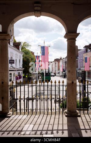 Während Präsident Donald Trump sich darauf vorbereitet, zu seinem dreitägigen Staatsbesuch nach Großbritannien zu fliegen, hängen Jack-Banner der USA und der britischen Union in Windsor, wo er am 16. September 2025 mit Mitgliedern der königlichen Familie in London in Windsor Castle übernachten wird. Stockfoto