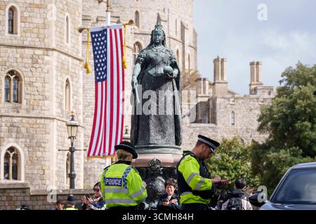 Während Präsident Donald Trump sich darauf vorbereitet, zu seinem dreitägigen Staatsbesuch nach Großbritannien zu fliegen, führen Polizeibeamte Sicherheitskontrollen vor Windsor Castle durch, wo er am 16. September 2025 bei Mitgliedern der königlichen Familie in London, England, übernachten wird. Stockfoto