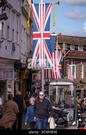 Während Präsident Donald Trump sich darauf vorbereitet, zu seinem dreitägigen Staatsbesuch nach Großbritannien zu fliegen, hängen Jack-Banner der USA und der britischen Union in Windsor, wo er am 16. September 2025 mit Mitgliedern der königlichen Familie in London in Windsor Castle übernachten wird. Stockfoto