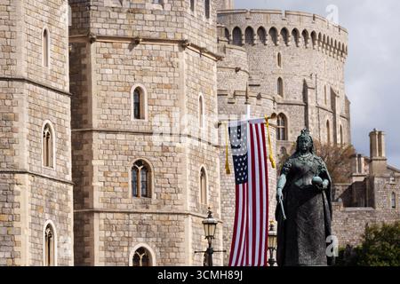 Während Präsident Donald Trump sich auf einen dreitägigen Staatsbesuch nach Großbritannien vorbereitet, hängt das US-Sternenbanner neben der Statue von Königin Victoria vor Windsor Castle, wo er am 16. September 2025 bei Mitgliedern der königlichen Familie in London, England, übernachten wird. Stockfoto