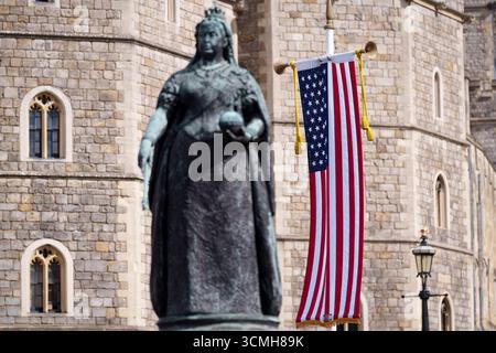 Während Präsident Donald Trump sich auf einen dreitägigen Staatsbesuch nach Großbritannien vorbereitet, hängt das US-Sternenbanner neben der Statue von Königin Victoria vor Windsor Castle, wo er am 16. September 2025 bei Mitgliedern der königlichen Familie in London, England, übernachten wird. Stockfoto