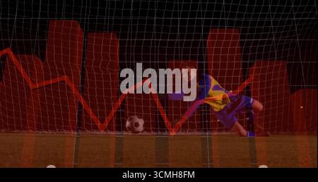 Torhüter in Uniform blockierender Fußball auf dem Nachtfeld, mit Netz, roter Datenüberlagerung Stockfoto