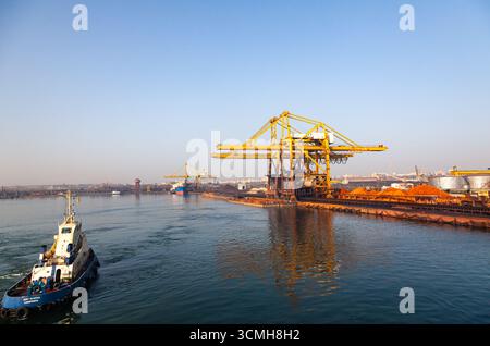 Der Seehafen von Constanta, Rumänien, mit einem Industriegebiet von Hafenkranichen und Erz auf dem Gebiet. Der Schlepper im Hafen Stockfoto