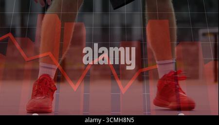 Sportler, der auf dem Platz steht, in roten Schuhen, weißen Socken, mit Balkendiagramm, orangefarbener Liniendiagramm Stockfoto