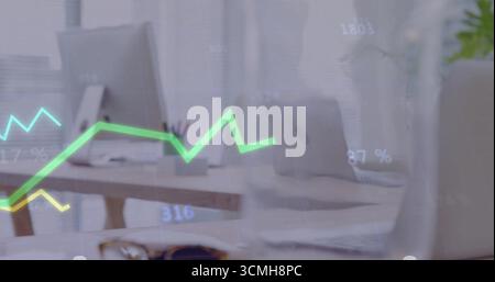 Anzeigen von Büro Arbeitsplatz Schreibtisch Einrichtung mit Desktop-Monitor Laptop Papiere Brillen Anlage Liniendiagramme Stockfoto