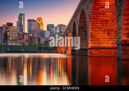Minneapolis, Minnesota, USA. Cityscape image of downtown Minneapolis with reflection of the city lights in Mississippi River at beautiful sunrise. Stockfoto