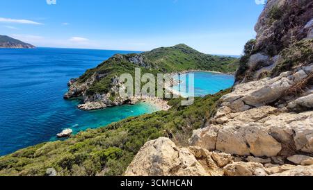 Die atemberaubende Doppelbucht von Porto Timoni Strand, Blick vom malerischen Wanderweg über Afionas, Korfu, Griechenland Stockfoto