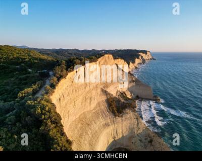 Ein traumhafter, rosafarbener Blick aus der Vogelperspektive auf die ikonischen Tonklippen von Kap Drastis bei Sonnenuntergang auf Korfu Island, Griechenland Stockfoto