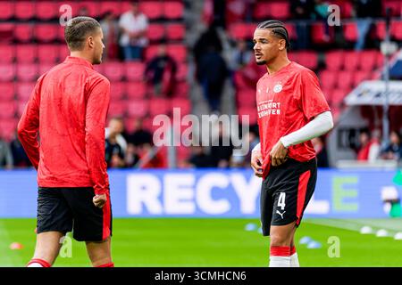 Armando Obispo vom PSV Eindhoven spricht mit Joey Veerman vom PSV Eindhoven vor dem Spiel der UEFA Champions League 2025/26 Phase MD1 zwischen PSV Eindhoven und Royale Union Saint-Gilloise am 16. September 2025 im Philips Stadion in Eindhoven. (Quelle: Kevin Senders/MTB-Photo/Alamy Live News) Stockfoto