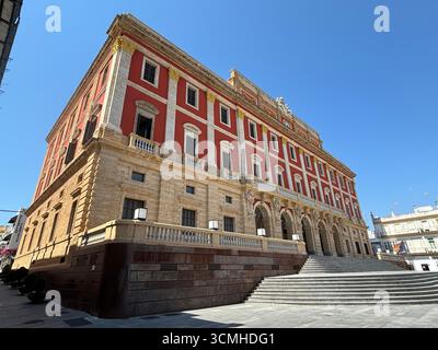 Neoklassizistisches Rathaus auf der Plaza del Rey, San Fernando, Spanien, mit Fassade mit Säulen, Giebel und imperialer Marmortreppe des größten munic Stockfoto