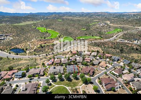 Blick aus der Vogelperspektive auf eine Wohngegend mit einem Golfplatz dahinter Stockfoto