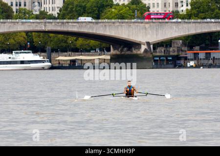 Jack Finelli vom Medway Towns Rowing Club, der beim 311. Doggett's Coat and Boat Wager teilnimmt, River Thames, London, UK, 10. September 2025, Stockfoto