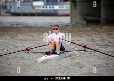 Charlie Milward, der beim 311. Doggett's Coat and Boat Wager teilnimmt, River Thames, London, UK, 10. September 2025, Stockfoto