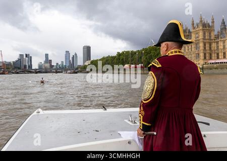 Der Schiedsrichter Bobby Prentice überwacht den 311. Doggett's Coat and Boat Wager, River Thames, London, UK, 10. September 2025. Stockfoto