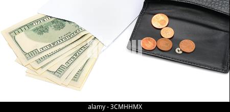 Amerikanische Dollar in einer Papiertüte und Eurocent in einer Brieftasche isoliert auf weißem Hintergrund. Geschäftskonzept. Breites Foto. Stockfoto