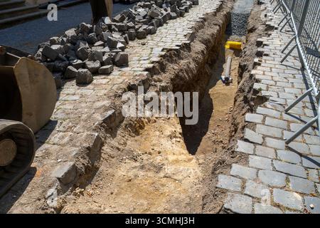Eine Baustelle mit einem Graben im Boden Stockfoto