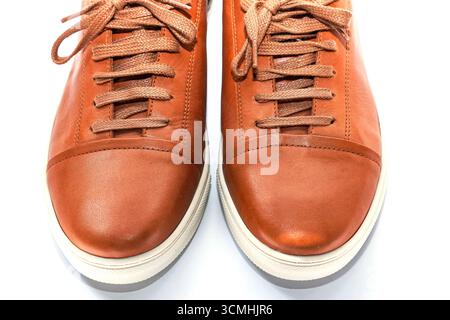 Braune Herrenschuhe aus Leder mit weißer Sohle isoliert auf weißem Hintergrund, Nahaufnahme Stockfoto