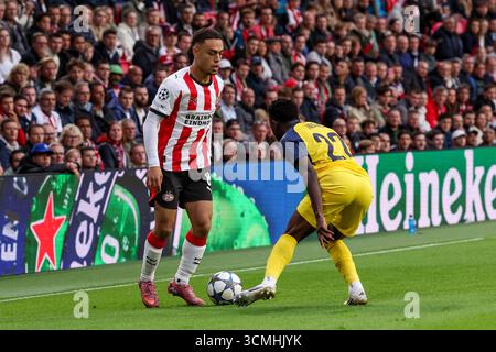 Eindhoven, Niederlande. September 2025. EINDHOVEN, NIEDERLANDE - 16. SEPTEMBER: Sergino Dest vom PSV Eindhoven spielt mit dem Ball während des UEFA Champions League 2025/26 Phase MD1 Spiels zwischen PSV Eindhoven und Royale Union Saint-Gilloise am 16. September 2025 im Philips Stadion in Eindhoven. (Foto: Ben Gal/Orange Pictures) Credit: Orange Pics BV/Alamy Live News Stockfoto
