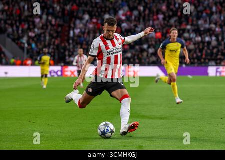 Eindhoven, Niederlande. September 2025. EINDHOVEN, NIEDERLANDE – 16. SEPTEMBER: Ivan Perisic vom PSV Eindhoven schießt beim Spiel der UEFA Champions League 2025/26 Phase MD1 zwischen PSV Eindhoven und Royale Union Saint-Gilloise am 16. September 2025 im Philips Stadion in Eindhoven, Niederlande. (Foto: Ben Gal/Orange Pictures) Credit: Orange Pics BV/Alamy Live News Stockfoto