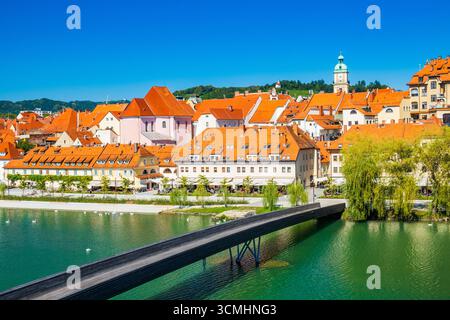 Neue Fußgängerbrücke über die Drau und das Stadtbild Maribor, Slowenien Stockfoto