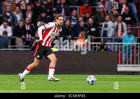 Eindhoven, Niederlande. September 2025. EINDHOVEN, NIEDERLANDE - 16. SEPTEMBER: Yarek Gasiorowski vom PSV Eindhoven übergibt den Ball während des Spiels der UEFA Champions League 2025/26 League Phase MD1 zwischen PSV Eindhoven und Royale Union Saint-Gilloise am 16. September 2025 im Philips Stadion in Eindhoven, Niederlande. (Foto: Ben Gal/Orange Pictures) Credit: Orange Pics BV/Alamy Live News Stockfoto