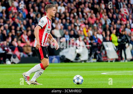 Joey Veerman vom PSV Eindhoven läuft mit dem Ball während des UEFA Champions League 2025/26 League Phase MD1 Spiels zwischen PSV Eindhoven und Royale Union Saint-Gilloise am 16. September 2025 im Philips Stadion in Eindhoven. (Quelle: Kevin Senders/MTB-Photo/Alamy Live News) Stockfoto