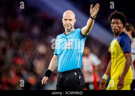 Eindhoven, Niederlande. September 2025. EINDHOVEN, 16.09.2025, Philips Stadium, Saison 2025/2026, Fußball der UEFA Champions League, Ligasaison, Spiel zwischen PSV und Union SG, Foto zeigt Schiedsrichter Anthony Taylor Credit: Pro Shots/Alamy Live News Stockfoto