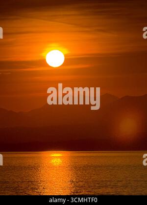 Sonnenuntergang über den Bergen am Gardasee Stockfoto