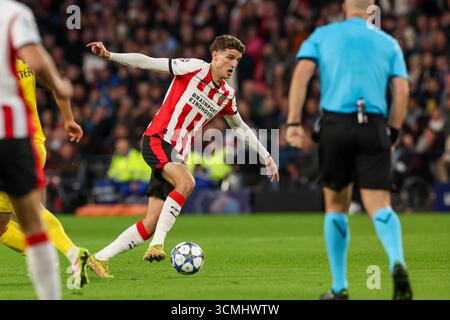 Eindhoven, Niederlande. September 2025. EINDHOVEN, NIEDERLANDE - 16. SEPTEMBER: Guus Til vom PSV Eindhoven spielt mit dem Ball während des UEFA Champions League 2025/26 Phase MD1 Spiels zwischen PSV Eindhoven und Royale Union Saint-Gilloise am 16. September 2025 im Philips Stadion in Eindhoven. (Foto: Ben Gal/Orange Pictures) Credit: Orange Pics BV/Alamy Live News Stockfoto