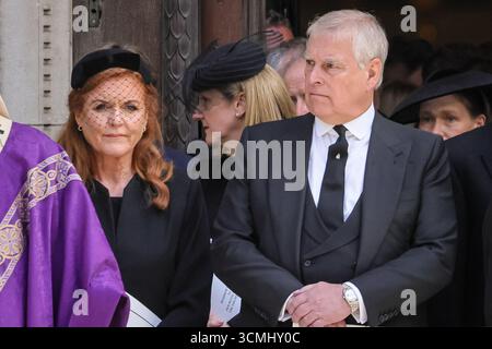 London, Großbritannien. September 2025. Sarah Ferguson, ehemalige Herzogin von York, und Andrew Mountbatten Windsor, früher Prinz Andrew. Hochrangige Mitglieder der königlichen Familie erweisen alle ihre letzte Ehre, während der Sarg zum Leichenwagen getragen wird. Sie verlassen dann die Westminster Cathedral nach der A Requiem Messe, einer katholischen Beerdigungsfeier für die Herzogin von Kent, die am 4. September starb. Quelle: Imageplotter/Alamy Live News Stockfoto