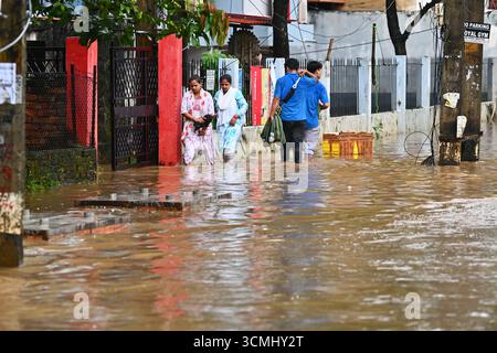 Neu-Delhi. September 2025. Die Bewohner waten durch eine überflutete Straße nach starken Regenfällen in Guwahati, Indiens nordöstlichem Bundesstaat Assam, 16. September 2025. Quelle: Str/Xinhua/Alamy Live News Stockfoto