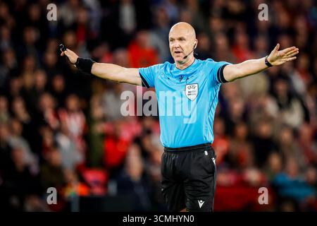 Eindhoven, Niederlande. September 2025. EINDHOVEN, 16.09.2025, Philips Stadium, Saison 2025/2026, Fußball der UEFA Champions League, Ligasaison, Spiel zwischen PSV und Union SG, Foto zeigt Schiedsrichter Anthony Taylor Credit: Pro Shots/Alamy Live News Stockfoto