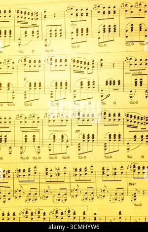 Notenschrift mit Notenlinien und sanft beweglichen Noten. Dieser Retro-Hintergrund im Grunge-Stil ist ein nahtloses Lo Stockfoto