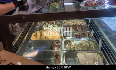 Vitrine mit verschiedenen handwerklichen Eissorten in Eisdiele Stockfoto
