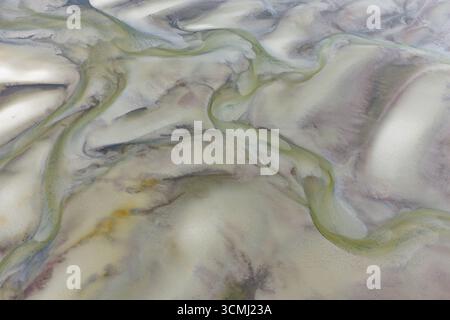 Bei Ebbe gibt es flache Sandbänke in der Cape Cod Bay, direkt am Skatet Beach, Orleans, Massachusetts. Dieser flache Lebensraum ist ein Futtergebiet für Vögel. Stockfoto