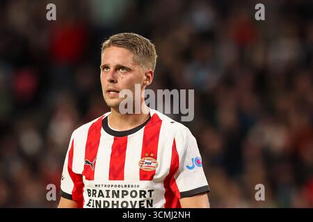 Eindhoven, Niederlande. September 2025. EINDHOVEN, NIEDERLANDE - 16. SEPTEMBER: Joey Veerman vom PSV Eindhoven sieht sich beim Spiel der UEFA Champions League 2025/26 League Phase MD1 zwischen PSV Eindhoven und Royale Union Saint-Gilloise am 16. September 2025 im Philips Stadion in Eindhoven, Niederlande, an. (Foto: Ben Gal/Orange Pictures) Credit: Orange Pics BV/Alamy Live News Stockfoto