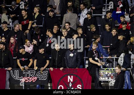 HELMOND , 16-09-2025 , GS Staalwerke Stadion , Saison 2025 / 2026 , niederländischer Keuken Kampioen Divisie Fußball , Spiel zwischen Helmon Sport und Jong Utrecht , Bild zeigt Helmond Sportfans mit Schlagzeug. Stockfoto