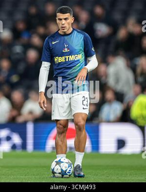 London, Großbritannien. September 2025. Pedro Porro von Tottenham Hotspur wärmt sich vor dem UEFA Champions League-Spiel Tottenham Hotspur gegen Villarreal im Tottenham Hotspur Stadium, London, Großbritannien, 16. September 2025 (Foto: Mark Cosgrove/News Images) in London, Großbritannien, am 16. September 2025 auf. (Foto: Mark Cosgrove/News Images/SIPA USA) Credit: SIPA USA/Alamy Live News Stockfoto